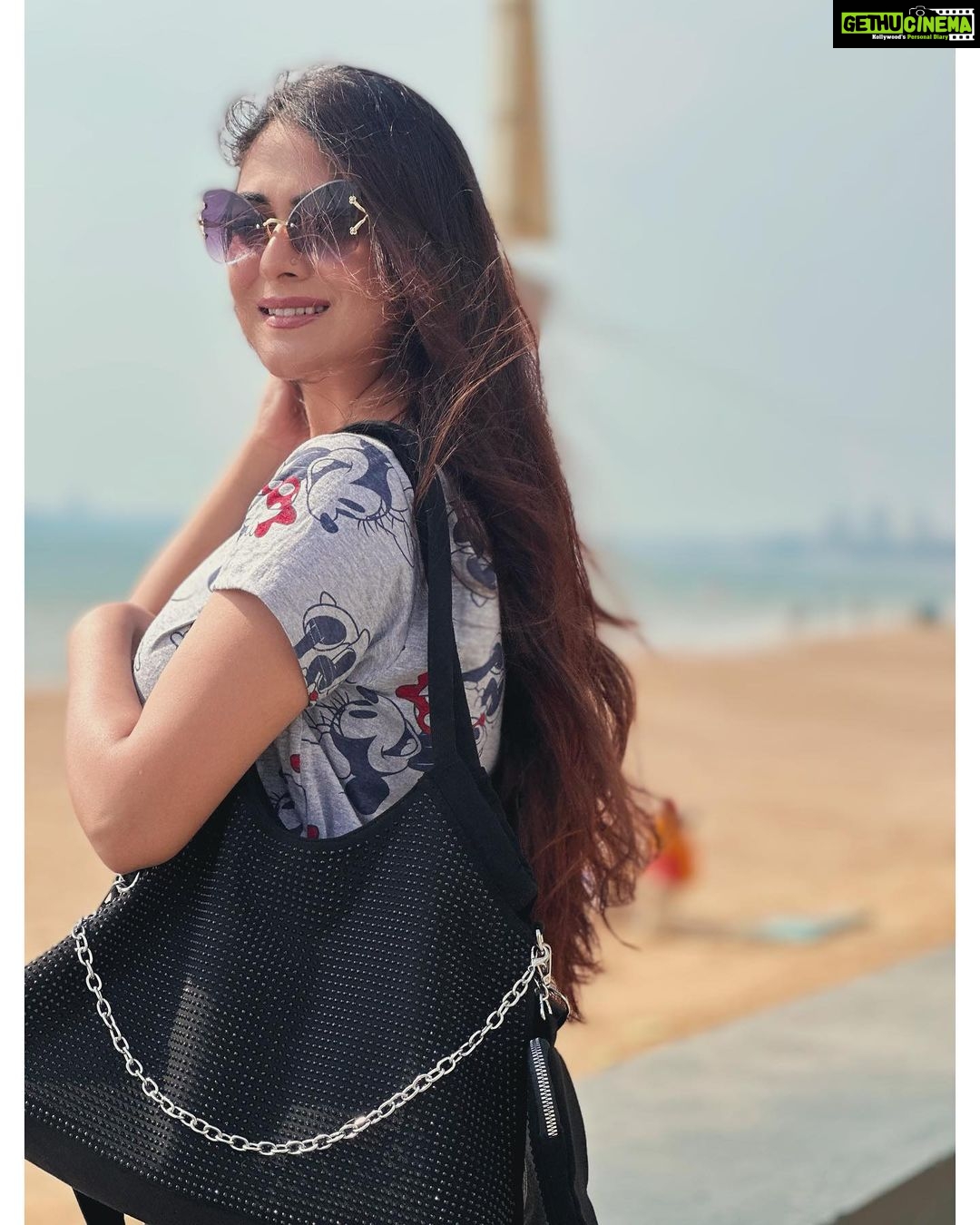 Falaq Naaz Instagram - SKY,SUN & SAND✨ . . . Handbag-: @pink_pretty___world . . . #falaqnaaz #sun #beach #vibes #handbags #collaboration