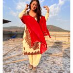 Falaq Naaz Instagram - Hawa me bikhri hai uski khushbu ✨🧚‍♀️ . . . Suit-: @nisatrends Pc-: meri shaffu @shafaqnaaz777 . . . #instapost #instacollab #outfits #picoftheday #fashion #actress #styling #blogger #influencer #actress #collaboration #trending #explore #indian #explorepage #falaqnaaz #dailypost #picoftheday #lookoftheday #dress #clothing #brand #vocalforlocal