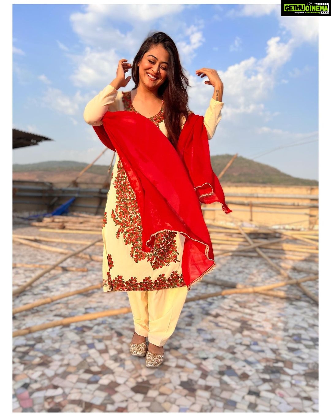 Falaq Naaz Instagram - Hawa me bikhri hai uski khushbu ✨🧚♀️ . . . Suit-: @nisatrends Pc-: meri shaffu @shafaqnaaz777 . . . #instapost #instacollab #outfits #picoftheday #fashion #actress #styling #blogger #influencer #actress #collaboration #trending #explore #indian #explorepage #falaqnaaz #dailypost #picoftheday #lookoftheday #dress #clothing #brand #vocalforlocal