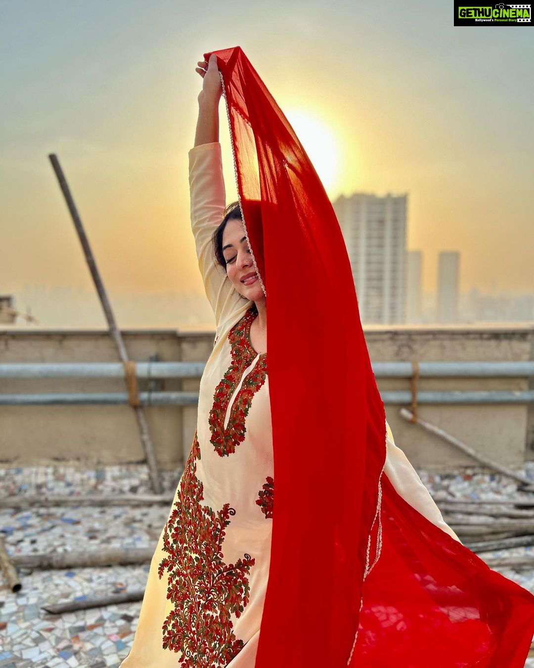 Falaq Naaz Instagram - Hawa me bikhri hai uski khushbu ✨🧚♀️ . . . Suit-: @nisatrends Pc-: meri shaffu @shafaqnaaz777 . . . #instapost #instacollab #outfits #picoftheday #fashion #actress #styling #blogger #influencer #actress #collaboration #trending #explore #indian #explorepage #falaqnaaz #dailypost #picoftheday #lookoftheday #dress #clothing #brand #vocalforlocal