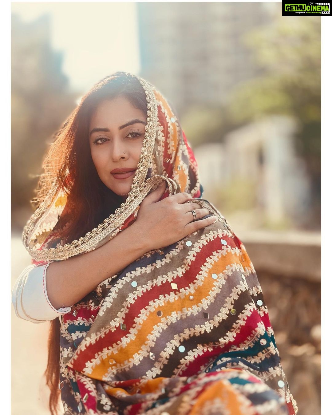 Falaq Naaz Instagram - मंज़िल-ए-इबरत है दुनिया अहल-ए-दुनिया शाद हैं ऐसी दिल-जमई से होती है परेशानी मुझे . . . Dupatta-: @iai_apparel . . . #picoftheday #duppatta #collaboration #falaqnaaz