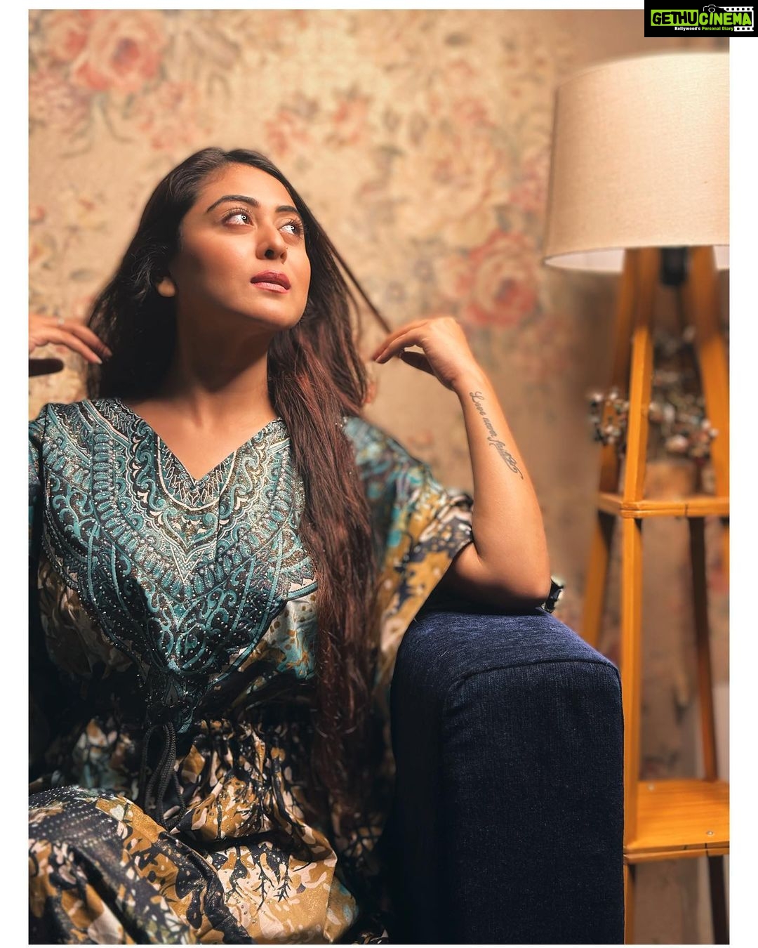 Falaq Naaz Instagram - Light amidst chaos 💫 . . . Kaftan-: @es_fabric_collection . . . #instapost #instacollab #outfits #picoftheday #fashion #actress #styling #blogger #influencer #actress #collaboration #trending #explore #indian #explorepage #falaqnaaz #dailypost #picoftheday #lookoftheday #kaftan #dress #clothing #brand