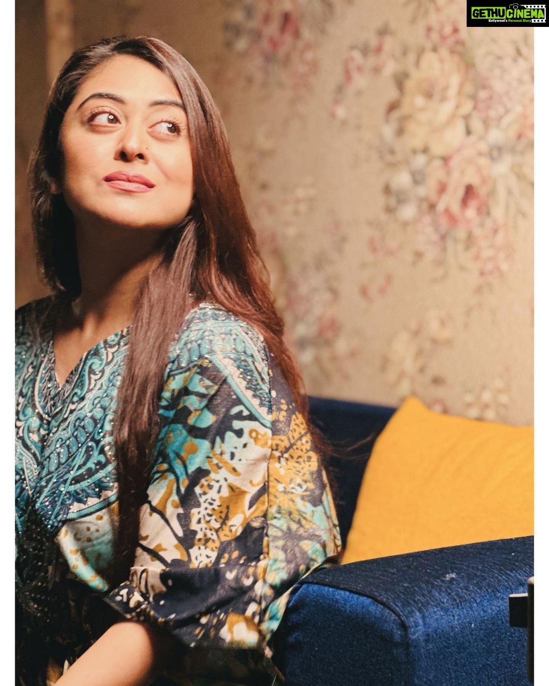 Falaq Naaz Instagram - Light amidst chaos 💫 . . . Kaftan-: @es_fabric_collection . . . #instapost #instacollab #outfits #picoftheday #fashion #actress #styling #blogger #influencer #actress #collaboration #trending #explore #indian #explorepage #falaqnaaz #dailypost #picoftheday #lookoftheday #kaftan #dress #clothing #brand
