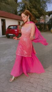 Fenil Umrigar Instagram - Love for this song🌸

Wearing: @laalzaricouture