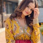 Fenil Umrigar Instagram – अच्छा लगता है तुम्हारे लफ्जों में खुद को ढूँढना .. 
इतराती हूँ , मुस्कुराती हूँ ।

Wearing : @thebairaas