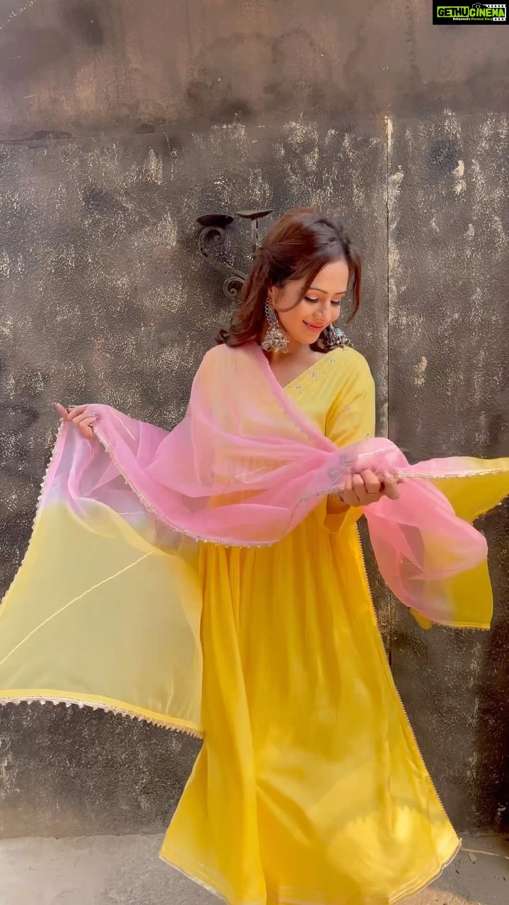 Fenil Umrigar Instagram - Aisa karte hain🌻