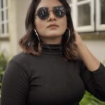 Gayathri Arun Instagram - Naan eppo varuven, eppadi varuvennu yarukkum theriyathu. Aana vara vendiya nerathula correcta varuven🕶 New Start.... Coming soonnn… 🎥 @rd_stories93 Mua @ravishing_box @_sanaah._ Stylist @tessaannkoshy