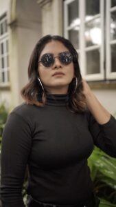 Gayathri Arun Instagram - Naan eppo varuven, eppadi varuvennu yarukkum theriyathu. Aana vara vendiya nerathula correcta varuven🕶 New Start.... Coming soonnn… 🎥 @rd_stories93 Mua @ravishing_box @_sanaah._ Stylist @tessaannkoshy
