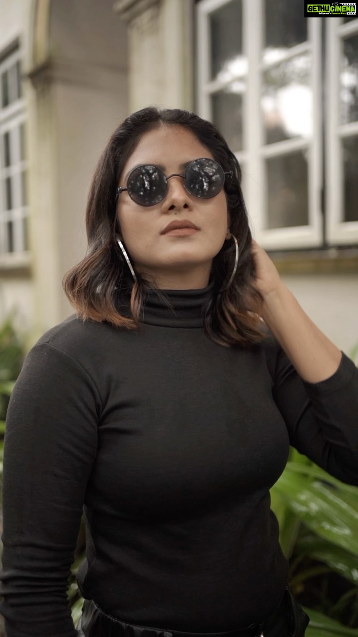 Gayathri Arun Instagram - Naan eppo varuven, eppadi varuvennu yarukkum theriyathu. Aana vara vendiya nerathula correcta varuven🕶 New Start.... Coming soonnn… 🎥 @rd_stories93 Mua @ravishing_box @_sanaah._ Stylist @tessaannkoshy