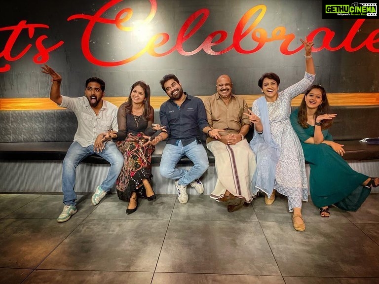 Gayathri Arun Instagram - Let’s Celebrate!🎉🎊🥳 Yes its time to celebrate the success.. ENNALUM ENTALIYA running successfully..Grab your tickets and enjoy the fun.. #ennalumentaliya #runningsuccessfully