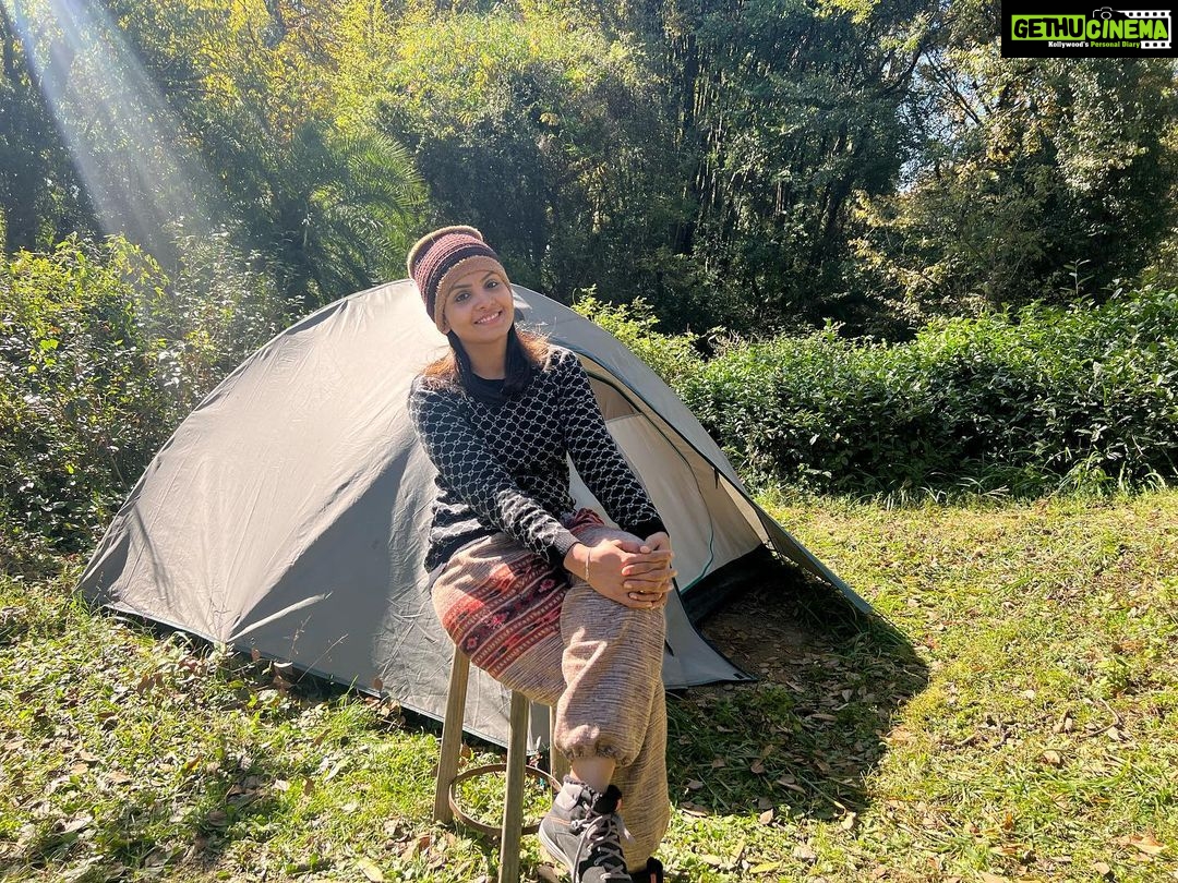 Gayathri Arun Instagram - Somewhere in a corner of nature 🏕 #travelvlog #roadtrip #lifestorieswithgayathriarun #gayathriarun Billing , Himachal , Worlds Second Highest Paragliding Spot !!