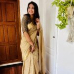 Gayathri Arun Instagram - The greatest self is a peaceful smile, that always sees the world smiling back.. #happymorning #stayhappy #instapost #sareelove Saree & jewellery @byhand.in