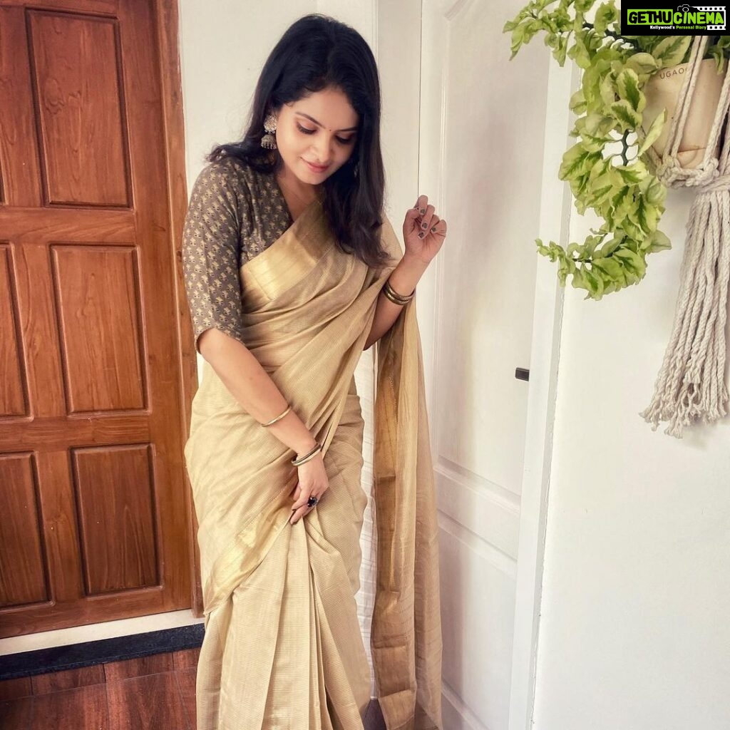 Gayathri Arun Instagram - The greatest self is a peaceful smile, that always sees the world smiling back.. #happymorning #stayhappy #instapost #sareelove Saree & jewellery @byhand.in