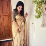 Gayathri Arun Instagram - The greatest self is a peaceful smile, that always sees the world smiling back.. #happymorning #stayhappy #instapost #sareelove Saree & jewellery @byhand.in