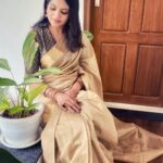 Gayathri Arun Instagram - 😊✨ Saree & Jewellery @byhand.in #sareedraping #sareelove #elegance