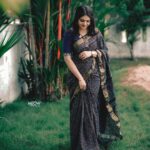 Gayathri Arun Instagram - 🖤✨#goodmorning #instafamily Saree & Jewellery @byhand.in
