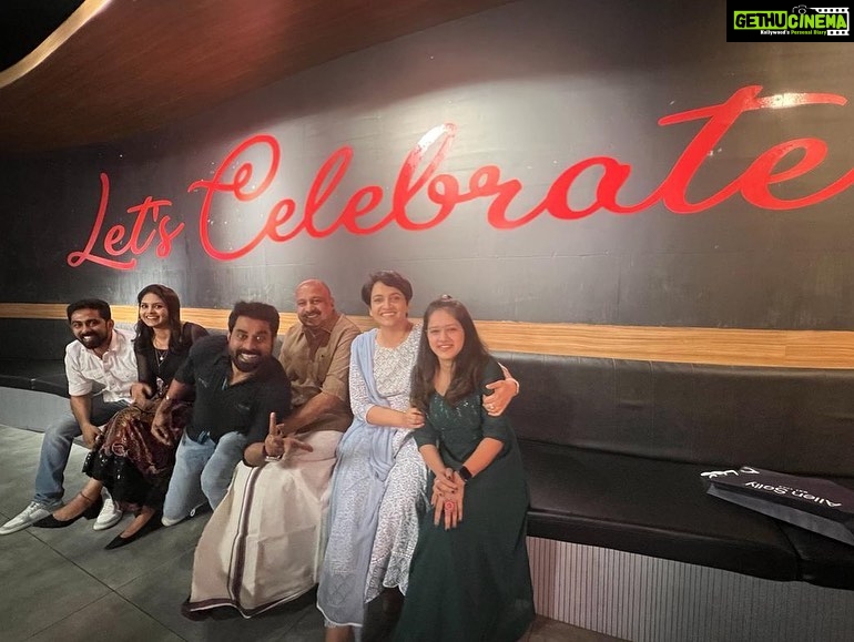Gayathri Arun Instagram - Let’s Celebrate!🎉🎊🥳 Yes its time to celebrate the success.. ENNALUM ENTALIYA running successfully..Grab your tickets and enjoy the fun.. #ennalumentaliya #runningsuccessfully