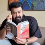Gayathri Arun Instagram - നന്ദി ലാലേട്ടാ, ഈ വലിയ സ്വപ്നം അങ്ങയിലൂടെ സഫലമായത് ദൈവാനുഗ്രഹം. അങ്ങയുടെ കൈകളിൽ ഇരിക്കുമ്പോ എന്റെ അച്ഛപ്പം കഥകൾക്ക് കൂടുതൽ ഭംഗി.. @mohanlal #achappamkadhakal