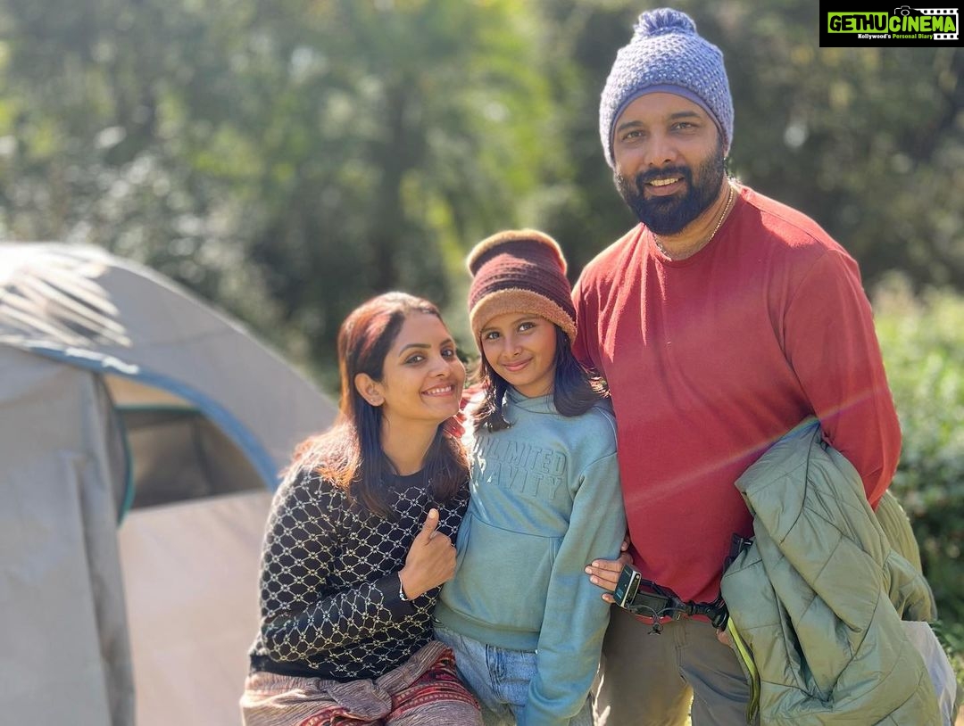 Gayathri Arun Instagram - Somewhere in a corner of nature 🏕 #travelvlog #roadtrip #lifestorieswithgayathriarun #gayathriarun Billing , Himachal , Worlds Second Highest Paragliding Spot !!