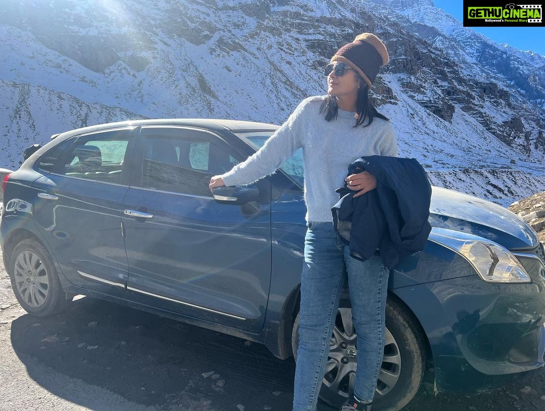 Gayathri Arun Instagram - ❄️❄️ 11th day of our road trip.. 📸 @arunrmenon7 #himachal #vlogger #travelvlog #lifestorieswithgayathriarun #gayathriarun Sisu, Himachal Pradesh