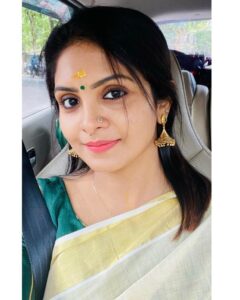 Gayathri Arun Instagram - Time for an Onam Selfiee🌼🥰 Happy Onam.. Stay safe and blessed💜