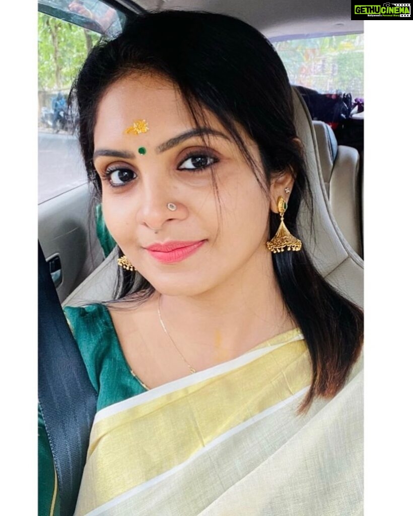 Gayathri Arun Instagram - Time for an Onam Selfiee🌼🥰 Happy Onam.. Stay safe and blessed💜