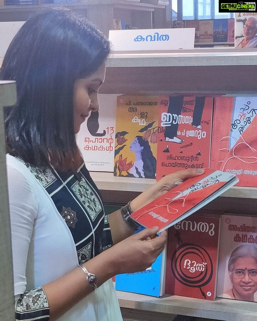Gayathri Arun Instagram - That was a smile of pride on my face to see my own creation with so many other legendary writer’s works This was taken when i visited Mathrubhumi Alappuzha. Thank you @ram_saraha @jeejo_niyatham @mohanlal @artistsunilpankaj my family friends readers and many others who joined me and still with me in this journey… Thank you @arunr__ for this candid click. #Oneyear of #achappamkadhakal #3rdedition #publishingsoon