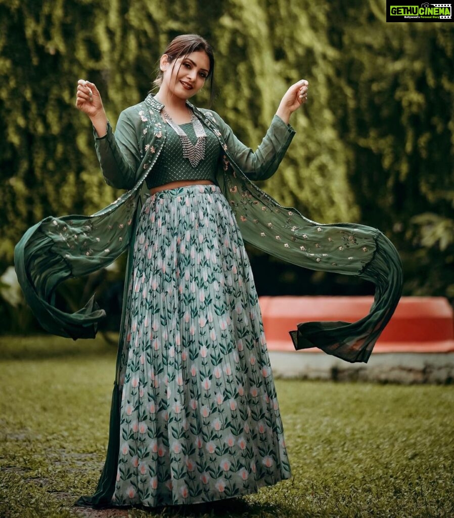 Gayathri Arun Instagram - Celebrate every new beginnings🌿💚 #Chingam1 📸 @at_razz_world Mua @ravishing_box @_sanaah._ Stylist @tessaannkoshy Outfit @zawe.calicut