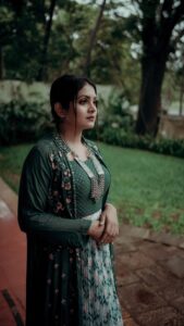 Gayathri Arun Instagram - Ft @gayathri__arun 🦋 MUA @_sanaah._ 💄 Styling @tessaannkoshy #reelmood #reelsinstagram #reelitfeelit #actress #mallureels #southindiareels