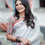 Gayathri Arun Instagram - A good time to laugh is anytime you can😄 Pc @prince_alpy #candid #laughlikeakid #quotesoftheday #gayathriarun