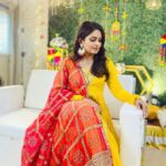 Gayathri Arun Instagram - Meanwhile performing a cameo❤️💛 Thank you @ensemblebyneethusubein for this beautiful attire🥻