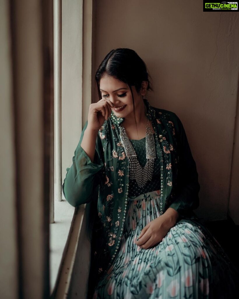 Gayathri Arun Instagram - 🌿She is a force of nature. At her core, all the wildness of the universe. John Mark Green . . Mua @ravishing_box @_sanaah._ Stylist @tessaannkoshy 📸 @rd_stories93 Outfit @zawe.calicut