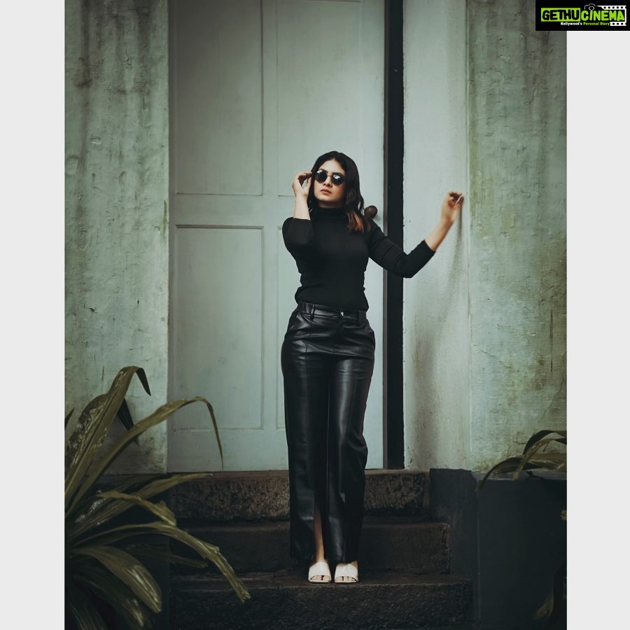 Gayathri Arun Instagram - One is never over-dressed or under-dressed with a Black Dress.. #photoshoot #blackdress
