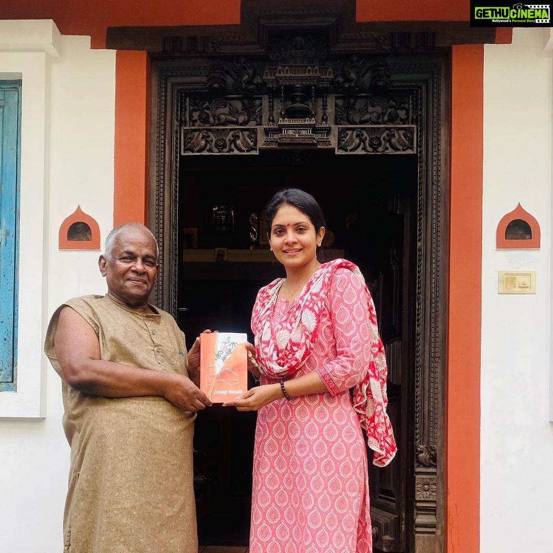 Gayathri Arun Instagram - Achappam Kadhakal given to my dearest Guru G Venu.. #achappamkadhakal @natanakairali Natanakairali