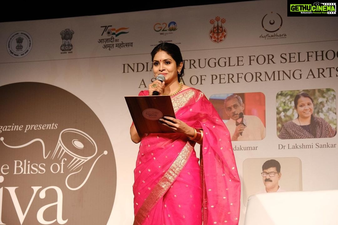 Gayathri Arun Instagram - Bliss of Siva!! Some pictures from yesterday’s event organised by Sivam magazine and @rhythm_bhara in association with Central Ministry of Cultural affairs. Blessed to be a part of such an auspicious event🙏❤️ Draped in @byhand.in jewellery @abharanashaala #sivammagazine #rhythmbhara #culturalministry #centralgovernment #azadikaamritmahotsav