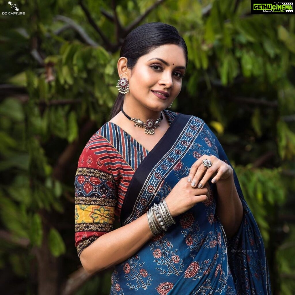 Gayathri Arun Instagram - Embracing Timeless Elegance🦋 Mua @amal_ajithkumar Stylist : @doms.2010 Costume: @byhand.in jewellery: @anokhi_priyakishore Photography: @dd.capture