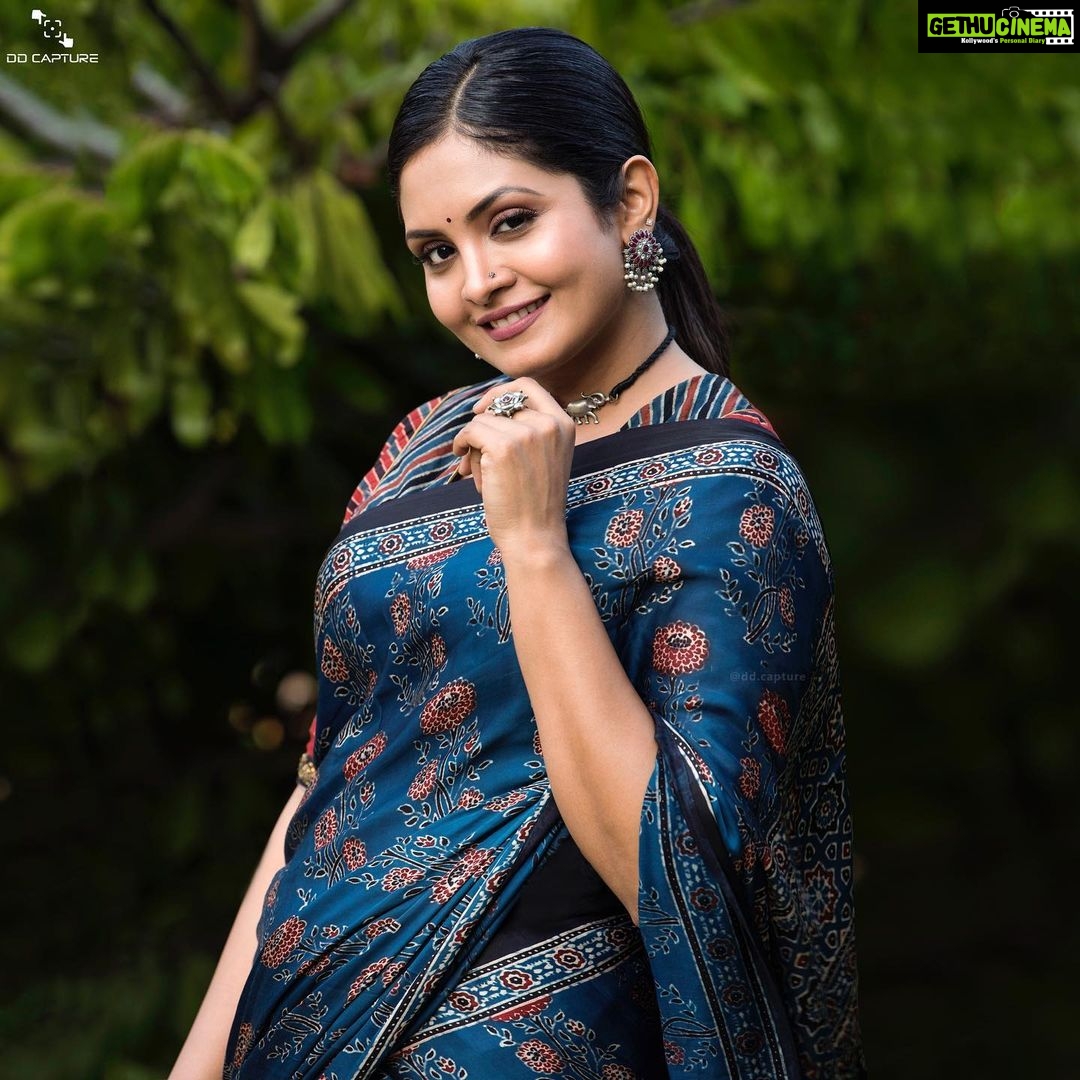 Gayathri Arun Instagram - Embracing Timeless Elegance🦋 Mua @amal_ajithkumar Stylist : @doms.2010 Costume: @byhand.in jewellery: @anokhi_priyakishore Photography: @dd.capture