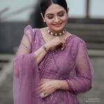 Gayathri Arun Instagram - 🌸Radiant in Rosy Blush Embrace the Subtle Charm of this Pastel Pink Delight🌸 #pastelcolors #pastelpink #workmode #enteammasupera MUA @amal_ajithkumar Stylist: doms.2010 Costume: alankaraboutique Jewellery: adorebypriyanka Photographer: unniharidas43