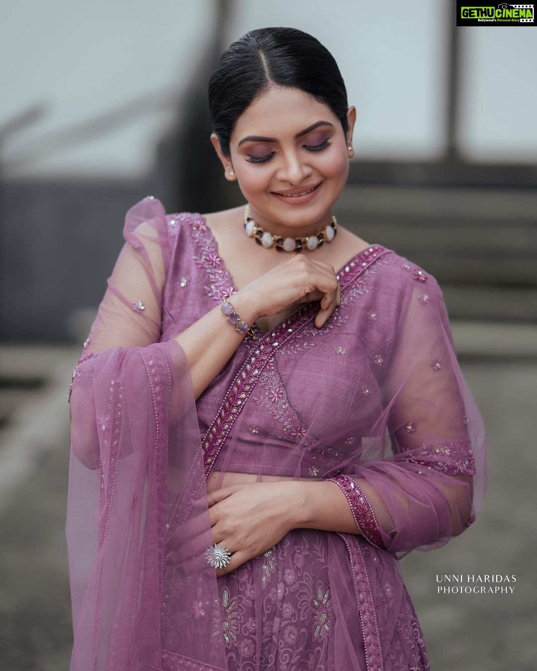 Gayathri Arun Instagram - 🌸Radiant in Rosy Blush Embrace the Subtle Charm of this Pastel Pink Delight🌸 #pastelcolors #pastelpink #workmode #enteammasupera MUA @amal_ajithkumar Stylist: doms.2010 Costume: alankaraboutique Jewellery: adorebypriyanka Photographer: unniharidas43