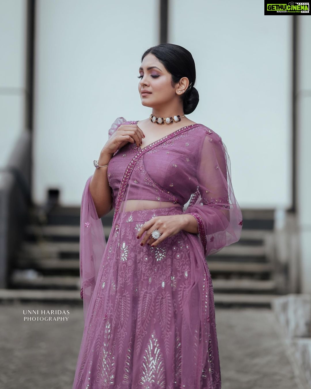 Gayathri Arun Instagram - 🌸Radiant in Rosy Blush Embrace the Subtle Charm of this Pastel Pink Delight🌸 #pastelcolors #pastelpink #workmode #enteammasupera MUA @amal_ajithkumar Stylist: doms.2010 Costume: alankaraboutique Jewellery: adorebypriyanka Photographer: unniharidas43