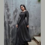 Gayathri Arun Instagram - A touch of mystery, a dash of elegance - all wrapped up in black 🖤🖤 📸 @unniharidas43 MUA @amal_ajithkumar Styling @doms.2010 Costume @zara_designs_thodupuzha