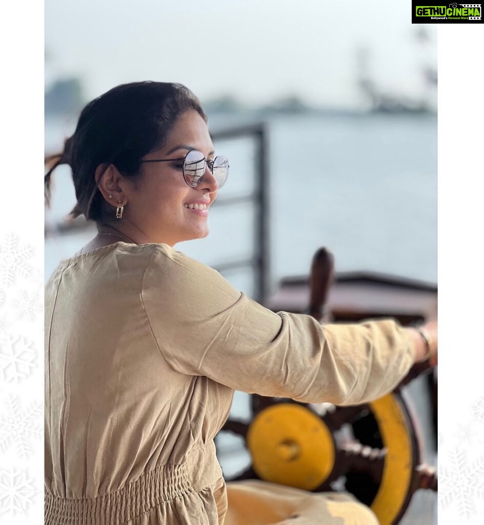 Gayathri Arun Instagram - Steering my ship 🚢😎 #lifejourney #happymorning 📸 @arunrmenon7