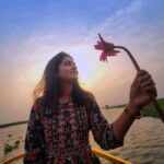Gayathri Arun Instagram - Sunshine, Lotus and a slight breeze 🌞✨ Taking some time to appreciate the beauty of nature today 🌿🙏 Grateful for the little things in life 💜 #grateful #naturelovers #lotus #rhythmics @rhythm_bhara_trustee- tour