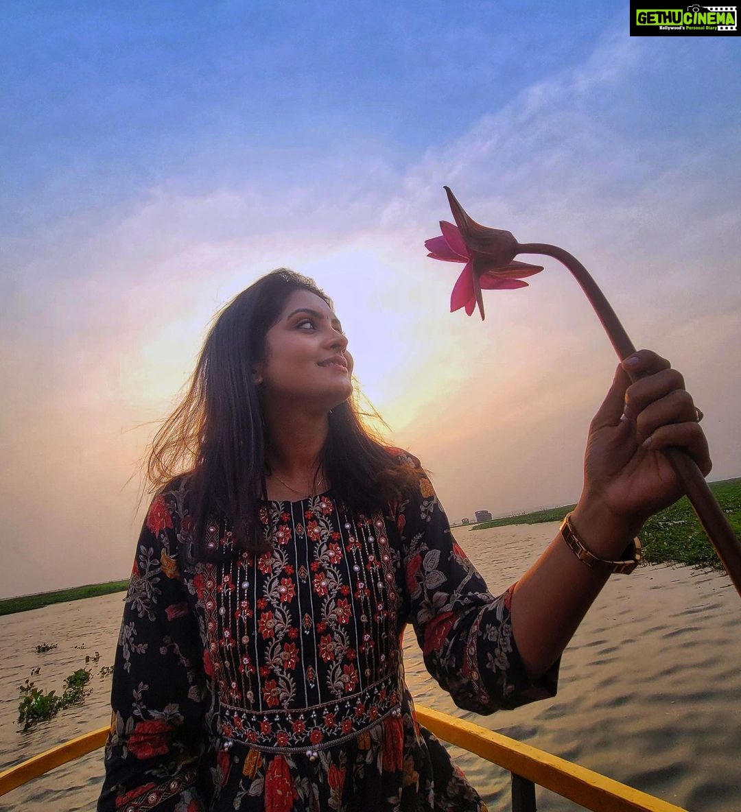 Gayathri Arun Instagram - Sunshine, Lotus and a slight breeze πβ¨ Taking some time to appreciate the beauty of nature today πΏπ Grateful for the little things in life π #grateful #naturelovers #lotus #rhythmics @rhythm_bhara_trustee- tour