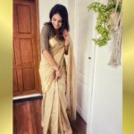 Gayathri Arun Instagram - The greatest self is a peaceful smile, that always sees the world smiling back.. #happymorning #stayhappy #instapost #sareelove Saree & jewellery @byhand.in