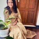 Gayathri Arun Instagram - 😊✨ Saree & Jewellery @byhand.in #sareedraping #sareelove #elegance