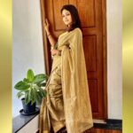 Gayathri Arun Instagram - When unsure about what to wear, drape a saree!!😊✨ Saree & Jewellery @byhand.in #sareedraping #sareelove #elegance