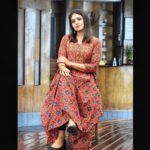 Gayathri Arun Instagram - A woman who knows her position will never lose her place.. She owns her Throne.. #happymorning #positivequotes #gayathriarun