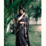 Gayathri Arun Instagram - 🖤✨#goodmorning #instafamily Saree & Jewellery @byhand.in