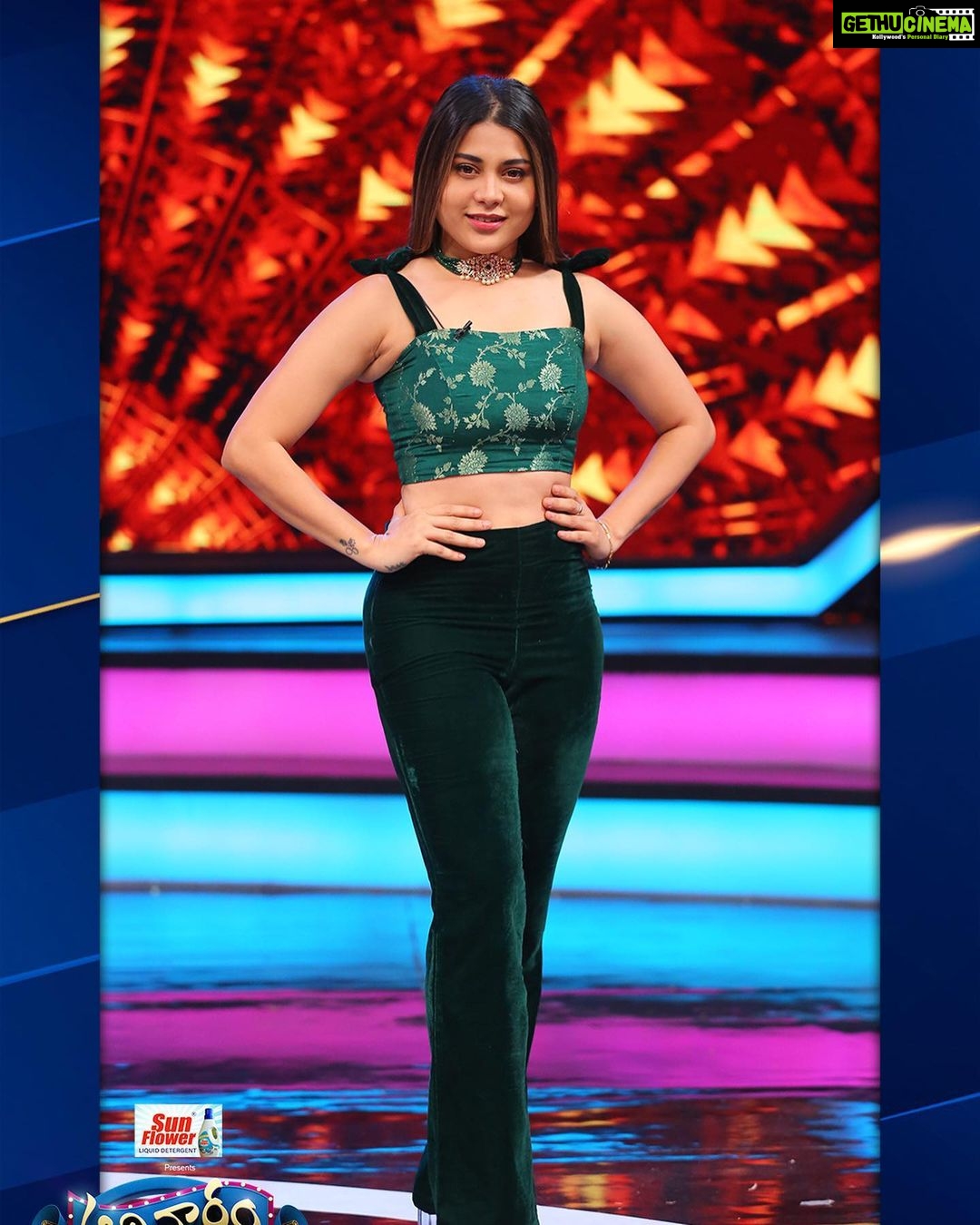 Hamida Khatoon Instagram - We are always on high π€π»we are season 5 βπ» @iamvjsunny @maanasnagulapalli @sirihanmanth @kajalrj Sunday 11am start ma parivaaram @starmaa Style by: @khan_mehraj Designer : @swathikondabala_label Designer : @styledbysashi #hamida #hamidakhatoon #biggboss #biggboss5telugu #starmaa #starmaaparivaaram